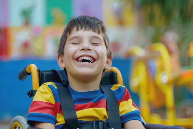 Un niño en silla de ruedas ríe a carcajadas